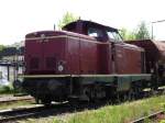 V100 1365 mit Schotterzug im Bahnhof Illertissen an 21.5.2007  ...