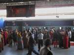 In einem Land, in dem die Bahn das Fortbewegungsmittel Nummer eins ist. Bahnsteigszene im Bahnhof von Udaipur am 27.12.2011.
