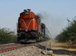 In der Nähe von Pokran im Bundesstaat Rajasthan fährt Lok Nr. 16280R mit einem Personenzug am 22.12.2011 in Richtung Jaisalmer.