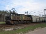 Industrielokomotiven EL2-13 von der KWB ADAM�W S.A. bei Ausfahrt mit beladenen Wagen aus Ladungsplatz.