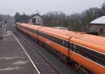 Kopfbahnhof Kilkenny und InterCity mit Lok 214 nach Waterford am 16.02.2005, im Hintergrund das Stellwerk-Huschen. Das Gleis ist nur so lang, da es bei einen Sieben-Wagen-InterCity der Lok gerade zum Umsetzen reicht, andere Zugende siehe zweites Bild. 