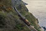 Zwischen Bray und Greystones stellt sich der 241 m hohe Bray Head der Bahn als unüberwindbares Hindernis entgegen.