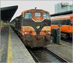 Der moderne Zug hinter der Irish Rail CIE BB 187 täuscht, die Diesellok ist nicht die Zuglok des IC nach Cork, sondern ist  nur  für den Rangierdienst in Dublin Heuston tätig.