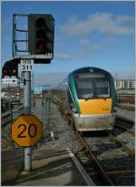 Eigentlich hatte ich schon 2007 gehofft diese neuen Irish Rail Class 22 000 Triebzge fotografieren zu knnen, doch ich hatte sie knapp verpasst. 
Nun heute ging der Wunsch in Erfllung, doch die Freude wurde etwas getrbt, durch den Umstand, dass die Class 22 000 nun in grosser Zahl vorhanden praktisch das gesamte vorgngige, vielfltige Material im Fern- und teilweise Nahverkehr ersetzt hat.
Immerhin sind die Zge sehr komfortabel und der Fahrplan konnte ausgebaut werden.
Hier verlsst der 10.15 Service nach Kildare Dublin Heuston.  
14. April 2013
