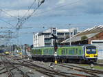 Viel los in Dublin Connolly: Zug 29114 scheint gerade zu rangieren, während sich aus der Ferne ein Zug der Class 22000 nähert.