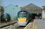 Der CIE/IR 22310 aus Dublin ist in Gallways Wellblech Bahnhof angekommen.