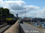 Im Hafen von Dún Laoghaire üben Schüler das Segeln - derweil fährt ein DART (#8326) in Richtung Greystones vorbei.