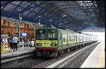 Dart 8635 hält hier in Dublin auf dem Weg nach Bray im Bahnhof Pearse Station am 8.4.2017.