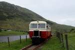 Entlang des Lough Finn fährt Railcar 18 und eine kleine Lok am 18.06.2016.