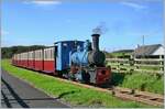 Die kleine Dampflok Barclay 0-4-0WT N° 3  Shane  der Giants Causeway and Bushmills Railway erreicht in Kürze mit ihrem Museumsbahn Zug die End-Station  Gigants Causeway.