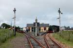 Moyasta Junction war der Abzeigbahnhof der West Clare Railway, rechts führte die Strecke weiter nach Kilkee, heute endet sie vor der Straße bei den Häusern im Hintergrund.