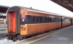 Generatorwagen 7604 mit Gepckabteil an einen InterCity am 16.02.2005 im Bahnhof Dublin-Heuston. Der Generator befindet sich hinter den Lfterschlitzen, auf dem Dach ist der Auspuff erkennbar, vermutlich werden die InterCitys elektrisch geheizt. Der laufende Motor ist auf dem Bahnsteig deutlich zu hren.