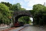 Ausf. Kilmeadan Stn. am 21.06.2016. Fast winzig wirkt der Zug unter der Straßenbrücke über die ehemalige 1600mm-Strecke von Waterford nach Dungarvan. Diese wurde von 1878 bis 1987 betrieben und bis 1991 zurückgebaut.  