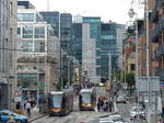 Blick von der Spencer Dock Bridge in Richtung Mayor Street Lower. Die LUAS-Straßenbahn verkehrt in Dublin seit 2004 auf zwei getrennten Linien, derzeit laufen Bauarbeiten, um sie miteinander zu verbinden. 31.7.2017, Dublin