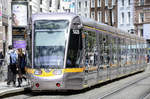 LUAS 5028 in Parnell Street in Dublin. Die Straßenbahn Dublin verkehrt seit dem Jahr 2004 wieder in der irischen Hauptstadt. Sie wird mit dem irischen Wort luas bezeichnet, was Geschwindigkeit bedeutet. 
Aufnahme: 12. Mai 2018.