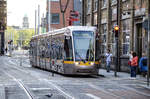 LUAS 4006 auf der Roten Linie (The Point/Connolly-Tallaght/Saggart)in Benburb Street, Dublin. Aufnahme: 10. Mai 2018.