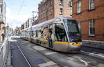 LUAS 3009 auf der Roten Linie (The Point/Connolly-Tallaght/Saggart)in Benburb Street, Dublin. Aufnahme: 10. Mai 2018.