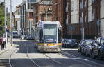 LUAS 3019 auf der Roten Linie (The Point/Connolly-Tallaght/Saggart)in Benburb Street, Dublin. Aufnahme: 10. Mai 2018.