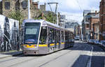 LUAS 3006 auf der Roten Linie (The Point/Connolly-Tallaght/Saggart)in Benburb Street, Dublin. Aufnahme: 10. Mai 2018.