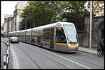 Tram Bahn Gliederzug 4001 ist hier am 26.9.2018 in Dublin in der Grafton Street unterwegs.