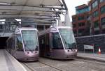 Straenbahnzge 3015 und 3016 am 15.02.2005 in der Endhaltestelle Dublin-Connolly. Die LUAS ist eine Tochtergesellschaft der CONNEX, mehr darber unter www.luas.ie Im Hintergrund (verglast) die Schalterhalle vom Bahnhof Connoly der Iarnrod Eireann.