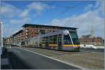 Ein Luas Tram in den Docklands von Dublin.