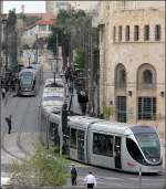 . Von der Stadtmauer aus gesehen -

Begegnung zweier Straßenbahn-Züge am südöstlichen Ende der Jaffa Road. Die hintere Bahn steht noch in der Haltestelle 'Safra Square (City Hall)'.

18.03.2014 (M)