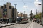 . Standard-Haltestelle -

Die 23 Haltestellen der Jerusalemer Straßenbahn sind in einem einheitlichen Design gestaltet. Üblich sind Seitenbahnsteige, nur vier Haltestellen haben Mittelbahnsteige.

Im Bild die Haltestelle 'Kiryat Moshe (Ben Dor)' südlich der Calavatra-Brücke.

20.03.2014 (M)