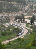 Auf vielen Gleisbögen hinauf nach Jerusalem -     Nachschuss auf den Personenzug Tel Aviv - Jerusalem, der den frühern Haltepunkt von Battir passiert.