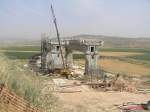 1.204 m lang wird Israels lngste Eisenbahnbrcke ber das Tal HaHamisha im Zuge der Schnellfahrstrecke Tel Aviv - Jerusalem einmal sein. Die Brcke ist als Spannbeton-Doppelbrcke ausgelegt. Hier der Baustand am 08.05.2007.