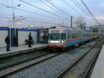 Istanbul Hafif-Metro (Stadtbahn=LightRailway) In Istanbul-Zeytinburnu ist hier ein 4-Wagen-Zug der Hafif-Metro (=Stadtbahn) unterwegs auf der Linie M1 Havalimani-Aksaray, die den Flughafen mit der Innenstadt verbindet. Es f�hren die Wagen 550+524, der Istanbuler Wagenserie 500, die von ABB in Schweden ab 1988 gebaut wurde. Zeytinburnu ist ein Knotenpunkt an dem die Hafif-Metro mit zwei Stra�enbahnlinien verkn�pft ist. 
Das Bild wurde im Original in der D�mmerung am Abend aufgenommen. Hier ist nun f�r bahnbild die aufgehellte Version, welche den Zug nun zwar hell zeigt, allerdings damit auch ohne die originale Abendstimmung. 14.04.09
