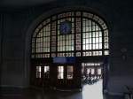 istanbul-haydarpascha Der Kopfbahnhof Haydarpascha (Haydarpaşa) ist Endpunkt der Eisenbahnen aus Anatolien. Er wurde von 1906-1908 nach Pl�nen der Architekten Otto Ritter und Helmuth Conu im Stil der deutschen Neo-Renaissance gebaut. 
Er verf�gt u.a. �ber sehr eindr�ckliche Bleiglasfenster.
Hier ein Blick von der Bahnsteighalle zur Schalterhalle.

11.04.09