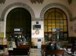 istanbul-haydarpascha Der Kopfbahnhof Haydarpascha (Haydarpaşa) ist Endpunkt der Eisenbahnen aus Anatolien. Er wurde von 1906-1908 nach Pl�nen der Architekten Otto Ritter und Helmuth Conu im Stil der deutschen Neo-Renaissance gebaut. 
Er verf�gt u.a. �ber sehr eindr�ckliche Bleiglasfenster.
Hier ist dies in der Schalterhalle zu sehen.

11.04.09