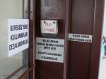 istanbul-kadikoy-moda-tram-meterspur Detailansicht der deutsch-t�rkischen Beschriftung in der Tram 205 vom Typ Gotha T57 Baujahr 1958 (ex Jena 112, davor in G�rlitz und Halle im Einsatz).
Auf der asiatischen Seite von Istanbul gibt es seit 2003 (nachdem die alte Stra�enbahn 1966 stillgelegt worden war) wieder eine Stra�enbahn.
Dies ist eine neuerbaute Rundstrecke in Meterspur, die mit alten Gotha-Zweiachser aus den 1950er Jahren befahren wird, die daf�r beschafft wurden. 

11.03.09