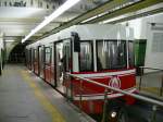 istanbul-standseilbahnen-funikular T�nel Bergstation mit einem der beiden Wagen der Standseilbahn. 
Diese Wagen sind seit dem Komplettumbau 1971 im Einsatz und wurden 2007 modernisiert. Die bereits 1875 er�ffnete Standseilbahn wird seit 1971 elektrisch betrieben.
13.04.09
