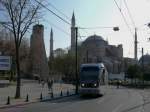 istanbul-strasenbahn-normalspur An der Hagia-Sophia: Tram 740+702 (BOMBARDIER FLEXITY Swift Niederflur-Stadtbahnen) unterwegs auf Linie T1 Kabatas-Zeytinburnu. 
11.04.09