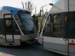 istanbul-strasenbahn-normalspur Detail der Doppeltraktion 748+728 (BOMBARDIER FLEXITY Swift Niederflur-Stadtbahnen) mit der Sultan-Ahmet-Moschee im Hintergrund. 
11.04.09