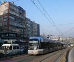 istanbul-strasenbahn-normalspur In Istanbul-Aksaray ist hier eine von Tram 721 (Bombardier Flexity Swift Niederflur-Stadtbahn) gef�hrte Doppeltraktion unterwegs auf der Linie T1 Kabatas-Zeytinburnu. 
14.04.09
