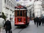 istanbul-taksim-tunel-nostalgie-tram-meterspur Tram-Wagen 410 unterwegs in der Istikl�l Caddesi.
Die Nostaljik Tramvay ist eine 1,6 Kilometer lange Meterspur-Stra�enbahn, die seit 1990 durch die Einkaufsstra�e (Fu�g�ngerzone) Istikl�l Caddesi 
zwischen T�nel und Taksim-Platz verkehrt. Hier im europ�ischen Teil Istanbuls war die Stra�enbahn 1960 eingestellt worden. Sie erf�llt entgegen ihrem Namen aber heute ein aktuelles Verkehrsbed�rfnis.
Nur die Fahrzeuge sind tats�chlich historische Fahrzeuge von 1911-1914, die bereits fr�her hier verkehrten und hierf�r aufgearbeitet wurden.
12.04.09