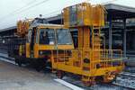 FS Oberbauwagen s45 2501 mit einem nummernlosen Oberleitungsrevisionswagen am 09.Oktober 2001 in Fossano. (Fotoscan)