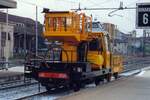 FS Oberbauwagen s45 2501 mit einem nummernlosen Oberleitungsrevisionswagen am 09.Oktober 2001 in Fossano. (Fotoscan)