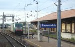 E483 016 steht in Alessandira(I) bei Sommerwetter aufgenommen aus dem Autoreisezug.