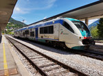 MD 044 (ALn 501) steht am 21.5.2016, als R 5955 nach Belluno, abfahrtbereit im Bahnhof Calalzo-Pieve di Cadore-Cortina.
Ein ALn 501 ist in Calalzo eher ein seltener Gast, da heute der Betrieb eigentlich nur mehr mit ALn 668 abgewicket wird.
Die Lokbespannten Züge zwischen Belluno und Calalzo verkehren schon seit dem Winterfahrplan 2014 nicht mehr, da zu diesem Zeitpunkt alle durchgehenden Züge von hier aus nach Padova ersatzlos gestrichen wurden.
Der einzige Zug dieser heute noch über Belluno hinaus verkehrt, ist um 17:40 Uhr der R 1827 (Calalzo - Venezia S. Lucia). Dieser zweigt einen Halt vor Belluno, in Ponte Alpi-Polpet, von der Strecke ab und fährt dann weiter über Conegliano und Treviso Centrale.