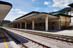 Blick auf das Bahnhofsgebäude von Calalzo-Pieve di Cadore-Cortina, am 21.5.2016.
