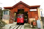 Bergfest. Die Ferrovia a cremagliera ganz oben in Granarolo in Genua am 8.2.16. Das ist sozusagen ihr Heimatbahnhof. Hier haben die Angestellten einen kleinen Aufenthaltsraum. Ein Fahrer, ein Schaffner und ein Techniker haben hier Arbeit. Da die Bahn in verschiedenen großen Zeitabständen verkehrt, gibt es reichlich Zeit für das ein oder andere Zigarettenpäuschen. Ein wie gemachter Job für die Italiener. :-)