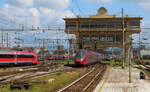 Reger Verkehr beim alten Stellwerk 'Cabina A' in Milano Centrale. Milano, 25.4.2023