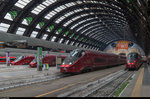 Seit dem letzten Fahrplanwechsel fährt NTV mit ihren AGV auch den Bahnhof Milano Centrale an. Am 8. Mai 2016 führten mehrere Verspätungen dazu, dass sich dem Fotograf gleich vier der schönen Triebzüge nebeneinander präsentierten. Von links nach rechts: ETR 575 001, ETR 575 005 nach Verona Porta Nuova, daneben der gerade in Richtung Torino Porta Nuova ausfahrende ETR 575 019 und ganz rechts der soeben eingetroffene ETR 575 007.