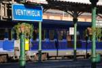 VENTIMIGLIA (Ligurien/Provinz Imperia), 16.09.2008, im Hintergrund ein Zug der französischen Bahngesellschaft SNCF