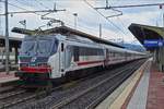 Der Inter-City wird von der Lok E 401 031 in den Bahnhof von Firenze Campo di Marte geschoben. 18.05.2019 (Hans)