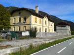 Blick auf die beiden Gebäude des ehemaligen Bahnhofs Camporosso in Valcanale an der alten Pontebbana.